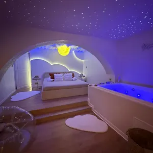 https://nuit-insolite-moon-room.fr-provencehotel.com